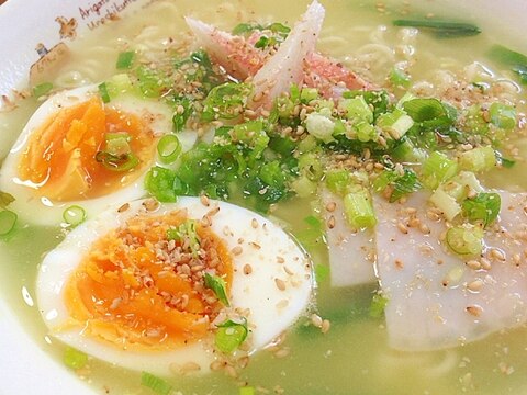 ニラと卵とカニカマとハムの塩ラーメン